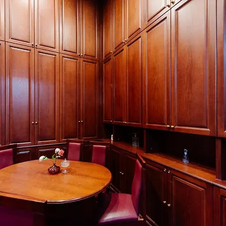 Petra In Historical Palace 布拉迪斯拉发